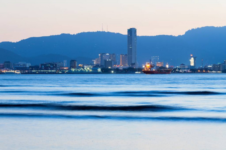 乔治城城市高层建筑的山和海，槟城马来西亚免烧视图