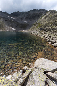 Ledenoto 冰 湖和云彩的壮观的全景在 Musala 山顶, Rila 山, 保加利亚