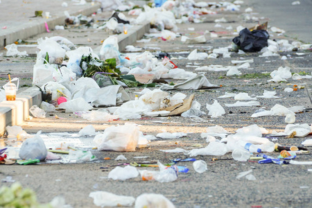 道路和行人路满是垃圾肮脏的街道照片