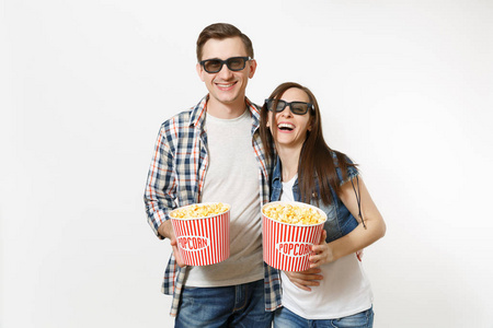 年轻快乐的笑情侣, 女人和男人在3d 眼镜和休闲服装看电影的日期, 拿着一桶爆米花, 拥抱在白色的背景上孤立。情感在戏院概念