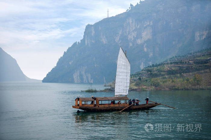湖北巴东长江巫峡口链溪帆船