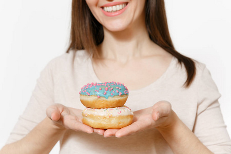 关闭裁剪拍摄妇女手持彩色甜甜圈在白色背景下隔离。适当的营养或甜食, 甜点快餐。节食概念。复制空间广告。广告专区