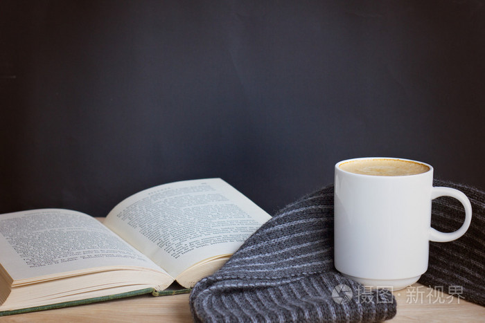 咖啡杯子和书