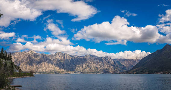 从黑山 Perast 镇岸边看到的 Kotor 湾海域和山脉令人惊叹的全景景观