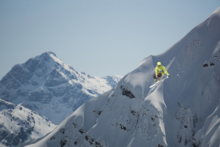山上的飞行滑雪。极限运动
