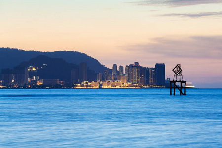 乔治城城市高层建筑的山和海，槟城马来西亚免烧视图