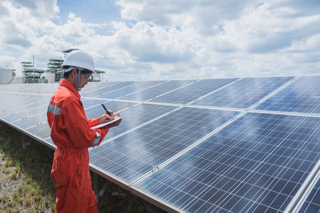 太阳能电站的运行与维护在太阳能发电厂太阳能发电厂进行检修和维修的工程团队, 致力于绿色能源的创新