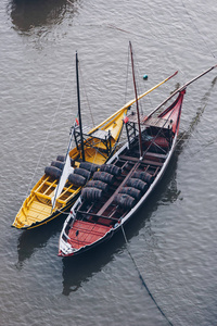 顶视图的黄色和红色的小船运送葡萄牙波尔图葡萄酒