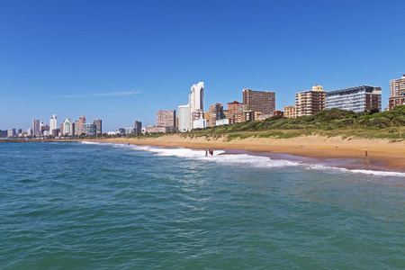 沿海景观海滩海洋蓝的天空和城市天际线