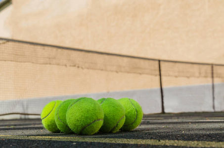 网球在一个模糊的背景上在现场特写上说谎