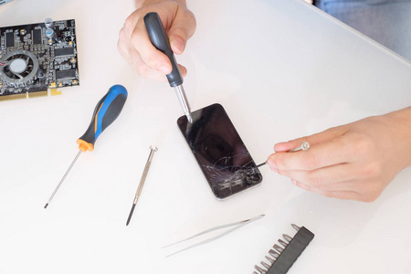 专业修理工在服务中心固定掉手机断屏照片