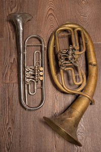 老铜管乐器和木制的背景上的喇叭