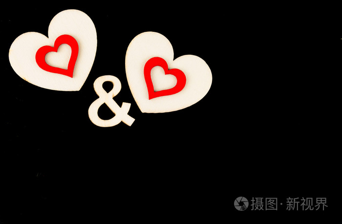 双心形状符号孤立在黑色可用复制空间爱情观