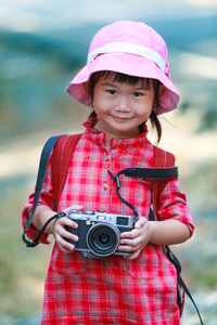 数码相机在美丽户外的亚洲女孩