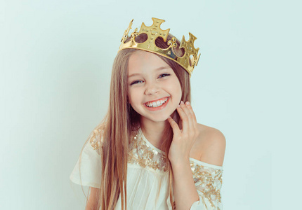 迷你小姐年轻快乐的女孩度假戴一顶王冠和一件白色的