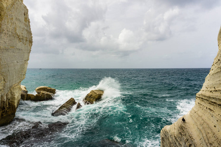 以色列北部地中海的岩石海岸