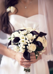 新娘花束在新娘的手中