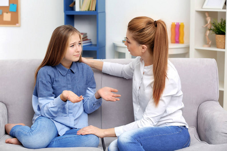 心理治疗师与年轻女孩交谈图片