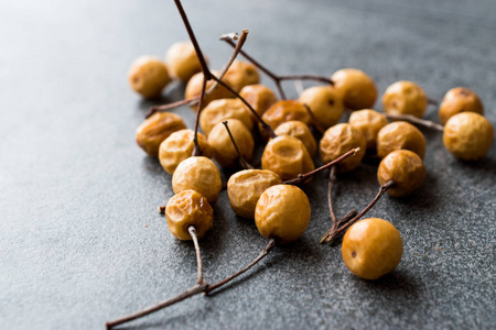 干燥未成熟生黄枣从棕榈树与茎。有机食品