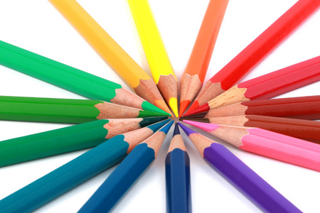 丰富多彩的颜色铅笔排列在白色背景上对角线