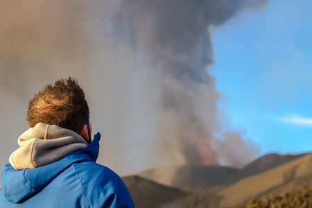 火山喷发。埃特纳火山喷发从火山口 Voragine