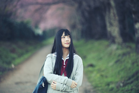 日本学校女孩礼服寻找樱花自然走道