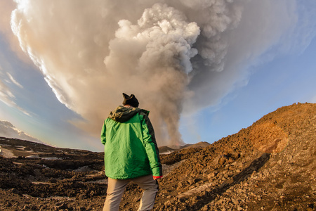 火山喷发。埃特纳火山喷发从火山口 Voragine