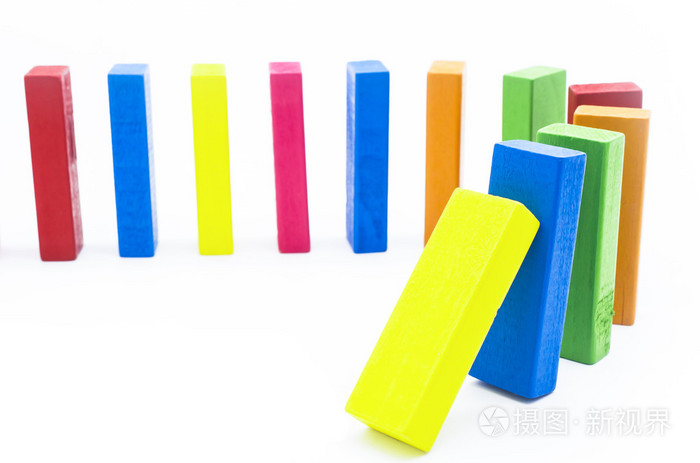 丰富多彩的木制块多米诺骨牌效应