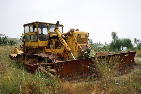 希腊克里特岛农田上的黄 buldozer