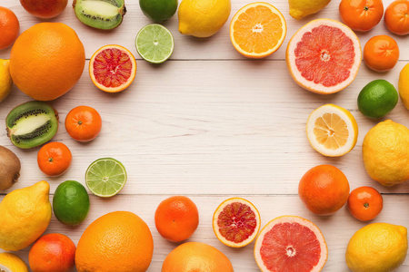 各式柑橘类水果白色木板, 顶部视图