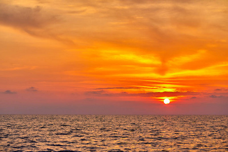 美丽的天空在日落的海面上风景如画的景色