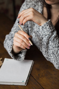 一个女人与美丽的指甲画在笔记本中