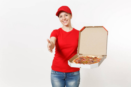送妇女在红色制服被隔绝在白色背景。漂亮的女性在帽子, t恤, 牛仔裤工作作为信使或经销商持有意大利比萨饼在纸板 flatbox。
