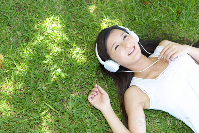 女人听音乐