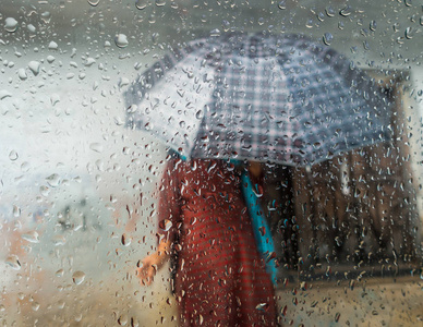 女孩看窗外下雨的图片图片