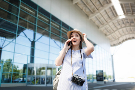 年轻的旅行妇女与复古复古照片相机 clingin 到头上谈论手机呼叫朋友预订出租车, 酒店在机场。周末旅客出国旅行。航空飞行概念