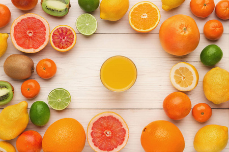 各式柑橘类水果白色木板, 顶部视图