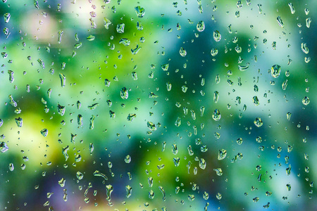 雨后的透明玻璃窗口上的雨滴