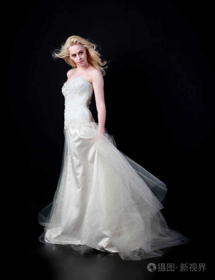 穿白色新娘礼服的模特全长肖像, 黑色背景站立姿势