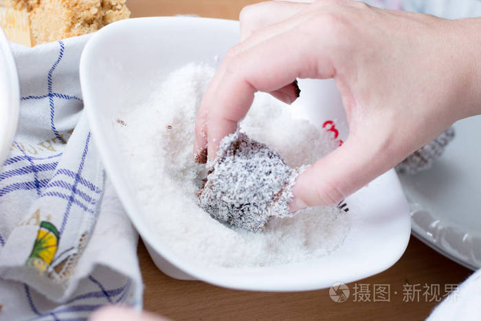 女手与椰子粉制作巧克力蛋糕