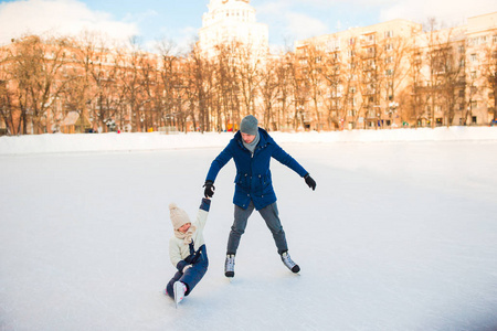 小可爱女孩跟父亲学习滑冰冰溜冰场