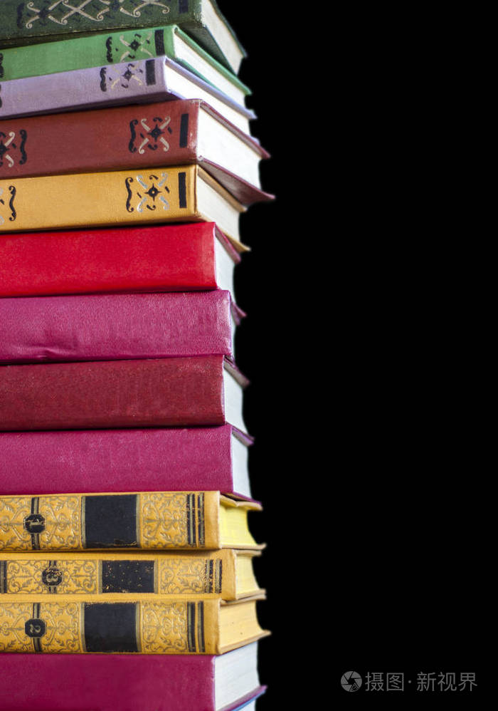 叠堆文学文本档案在读书桌, 并且书架的走道在学校学习教室背景为