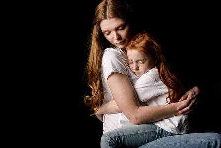 女儿拥抱母亲图片