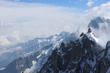 靠近勃朗峰，夏蒙尼，瑞士阿尔卑斯山风景的视图