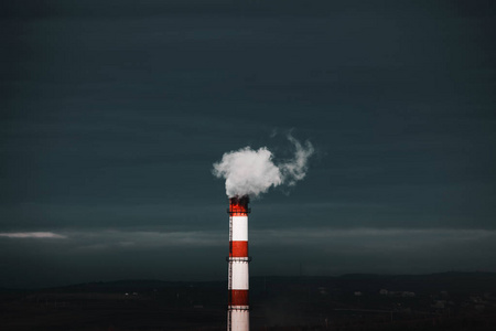 在黑暗的天空吸烟工业管道图片