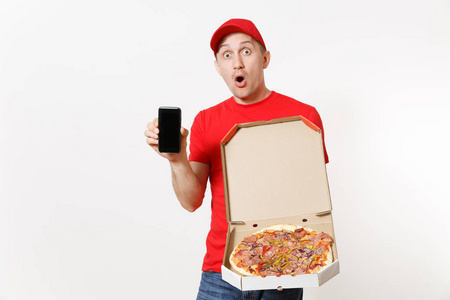 送微笑的人在红色制服被隔绝在白色背景。男 pizzaman 信使帽, t恤手持手机空白空屏, 意大利比萨在纸板 flatbox。