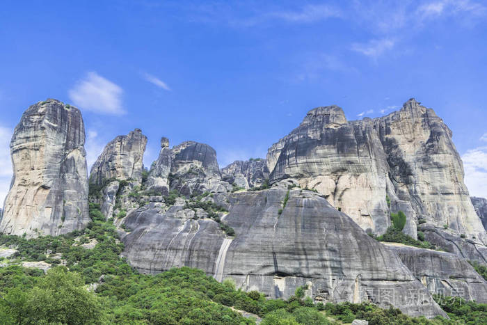 希腊中部thessalian平原上的高高峭壁被一座年轻的山橡木包围着