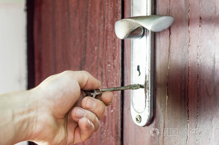 用钥匙打开锁的过程