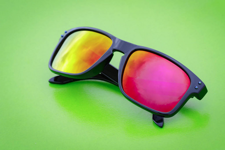 现代时尚太阳镜在绿色背景眼镜上的形象