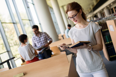 努力学习女孩图片